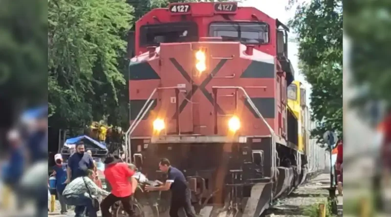 hombres, rescate, limite, vías de tren, atorado, atropellado, salvan, muerte, persona, silla de rueda, salvaron, México, Tlaquepaque, Jalisco,