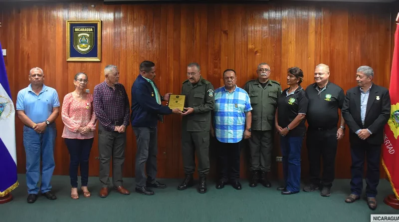 ejercito de nicaragua, 44 aniversario, oficiales en retiro, placa reconocimiento