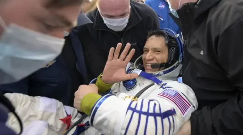 Nasa, Frank Rubio, astronauta, regresa, tierra, espacio, récord, permanecio, Dmitri Petelin, Sergey Prokopyev, rusos, permanecían en el espacio, más tiempo en el espacio, estar, establece, estableció,