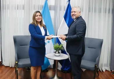 embajadora de nicaragua, honduras, copias de estilo,