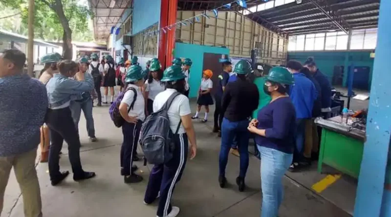 estudiantes, Centro Tecnológico Comandante Hugo Chavez Fría, educación, Instituto Maestro Gabriel, oportunidades, formación, educación técnica, visita, recorrido, instalaciones,