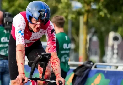 ensangrentado, bañado en sanger, carrera, ciclismo, Campeonato Europeo de Ciclismo, Emmen, suizo, Stefan Küng, termina, llega a la meta, sufrir caída, última vuelta, deportes, determinación,