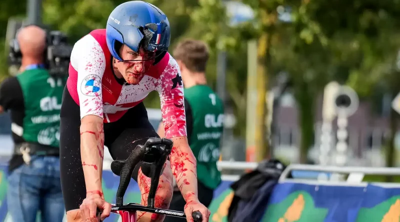 ensangrentado, bañado en sanger, carrera, ciclismo, Campeonato Europeo de Ciclismo, Emmen, suizo, Stefan Küng, termina, llega a la meta, sufrir caída, última vuelta, deportes, determinación,