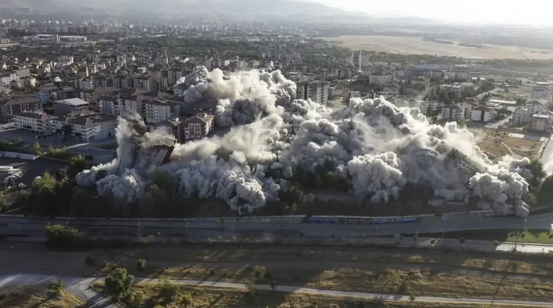 Turquia, terremoto, demolición, simultáneamente, edificios, dañados, devastador, recupera, Malatya, realiza,