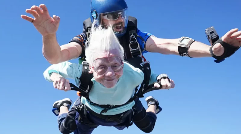 anciana, paracaidas, record, adrenalina
