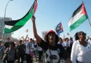 gaza, mujer con bandera, dobleces, opinion, genocidio