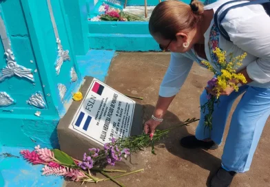 cementerios, nicaragua, Chinandega, dia de los difuntos, ofrenda floral,