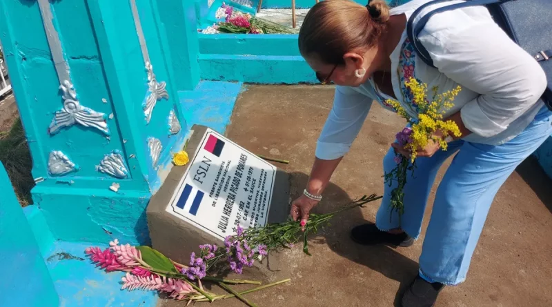 cementerios, nicaragua, Chinandega, dia de los difuntos, ofrenda floral,