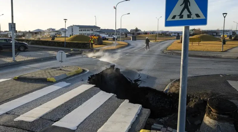 grieta, enorme, Grindavik, Islandia, emergencia volcánica, ciudad, pesquera, volcánica, calle, partido, 15 kilómetros, atraviesa, sismos, enjambre,