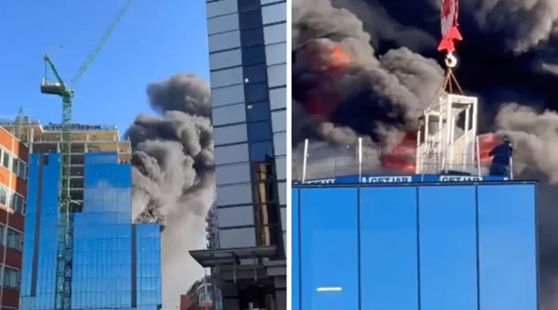 incendio, trabajador, rescate, impresionante, azotea, edificio, grua, llamas, humo, rescatado, reino unido, reading, sorprende, voraz,