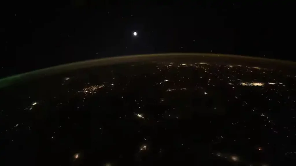 atmósfera, terrestre, Tierra, NASA, capta, captura, comparte, imágenes, fotografías, impresionantes, fascinantes, ayos solares, iluminando, luna, luces urbanas, estación espacial, Jasmin Mogbeli, Luna, Aurora, 