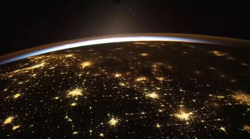 atmósfera, terrestre, Tierra, NASA, capta, captura, comparte, imágenes, fotografías, impresionantes, fascinantes, ayos solares, iluminando, luna, luces urbanas, estación espacial, Jasmin Mogbeli,