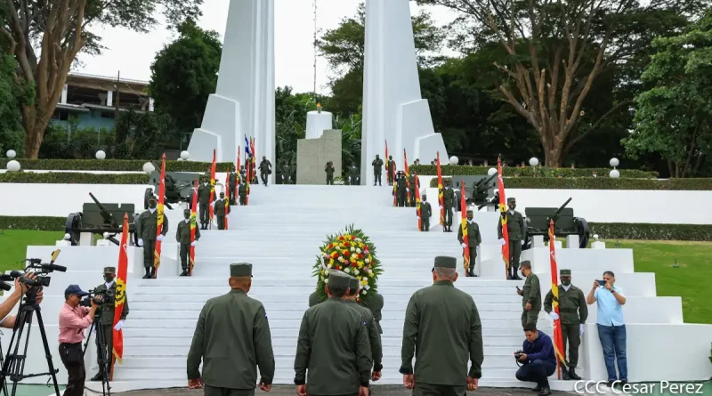 soldado de la patria, ejercito de nicaragua, monumento al soldado, nicaragua, efectivos militares, militares, banderas de nicaragua, banderas del ejercito de nicaragua, managua,