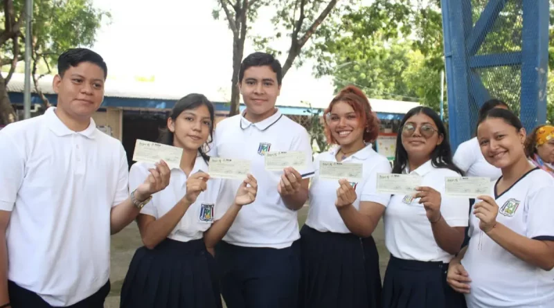 nicaragua, colegio experimental mexico, estudiantes, bachilleres, bono complementario, universidad