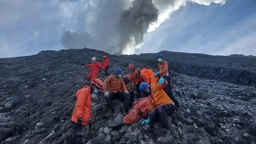 rescatistas, volcan, marapi, indonesia, erupcion, huno, personas, 