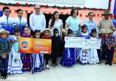 niños, personas, cheques, entrega, loteria nacional, nicaragua, fondos, programas sociales, atletas,