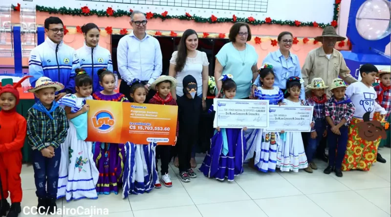 niños, personas, cheques, entrega, loteria nacional, nicaragua, fondos, programas sociales, atletas,