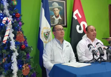 conferencia, salud, enfermedades, recomendaciones, temporada de frio, frio, evitar enfermedades, banderas, doctores, arbol de navidad, mesa, microfono,