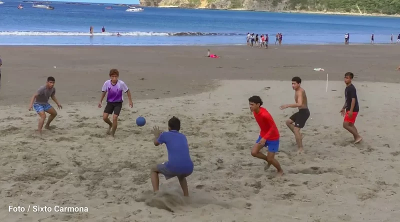 playa, san juan del sur, nicaragua, balon mano de playa, jovenes,