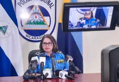 poicia nacional, nicaragua, plan de seguridad, resultados, conferencia de prensa, jefa de relaciones publicas, comisionada general, vilma rosa, informando, presenta, microfonos, logo, bandera,