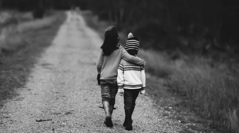 niños caminando, soledad, niño, niña, sionazis, gaza,