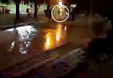 impacto, rayo, joven sobrevive, Argentina, Villa Mercedes, de milagro, suerte, rayo impacta, video, cámara de seguridad, arboles, plaza, tormenta, lluvia, noche, luces,