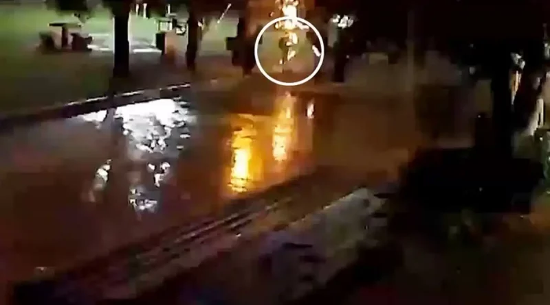 impacto, rayo, joven sobrevive, Argentina, Villa Mercedes, de milagro, suerte, rayo impacta, video, cámara de seguridad, arboles, plaza, tormenta, lluvia, noche, luces,