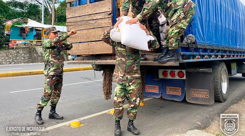 ejército de Nicaragua, efectivos, soldados, merienda escolar, alimento, sacos, quintales, camión, Cárdenas, Rivas, descargue,