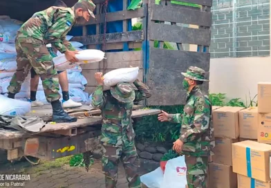 efectivos del ejércitos Nicaragua, sacos, quintales, merienda escolar, camión, descargue, traslado, MINED, Matagalpa, comida, alimentos,