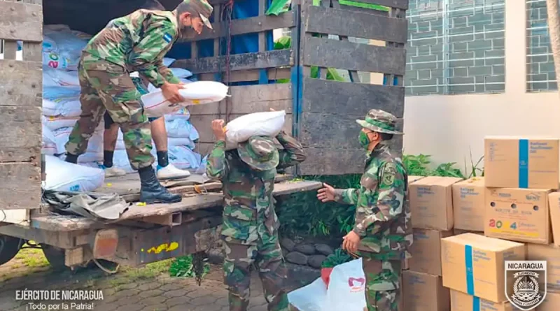 efectivos del ejércitos Nicaragua, sacos, quintales, merienda escolar, camión, descargue, traslado, MINED, Matagalpa, comida, alimentos,