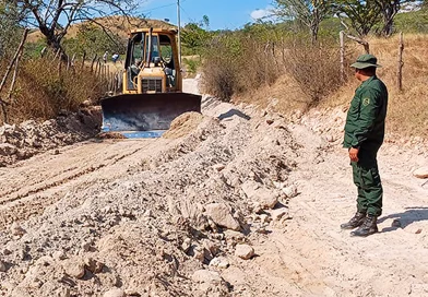 ejercito de nicaragua, reparacion de camino, leon, nicaragua