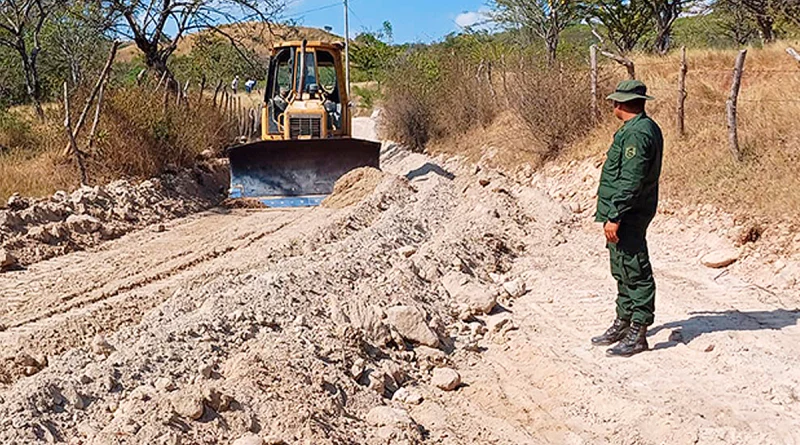 ejercito de nicaragua, reparacion de camino, leon, nicaragua