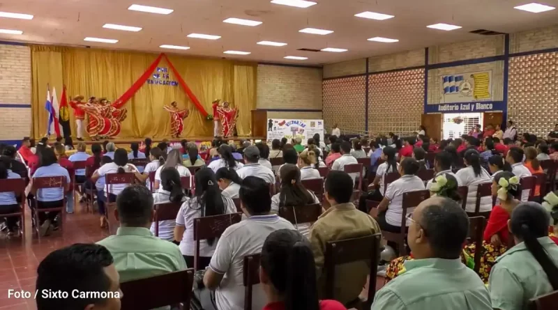 docentes, maestros, acto, celebración, conmemoración, MINED, ministerio de educación, educación gratuita, educación de calidad, 17 años,