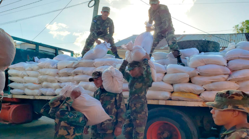 ejercito de icarahua, rio san Juan, paquetes alimenticios, descarga Nicaragua, descarga de paquetes, rio san Juan,