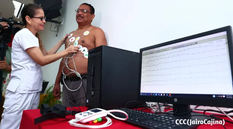 holter, equipos cardiacos, ritmo cardiaco, lectura, atención cardiaca, MINSA, Nicaragua, entrega de equipos, distribución, monitoreo, detención temprana, enfermedades del corazón, enfermera,