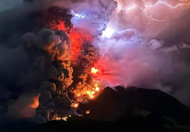 erupcion, volcan,indonesia, irreal, video