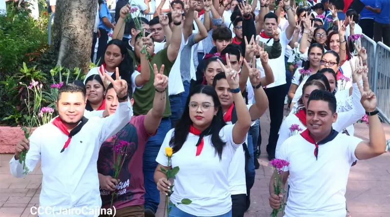 juventud sandinista, juventud nicaragüenses, rinde, homenaje, Comandante Tomás Borges, tributo, Plaza de la revolución, flores, legado vigente,