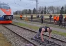atleta, ruso, Denís Vovk, mueve tren, récord mundial, 650 toneladas, tren Sapsán,
