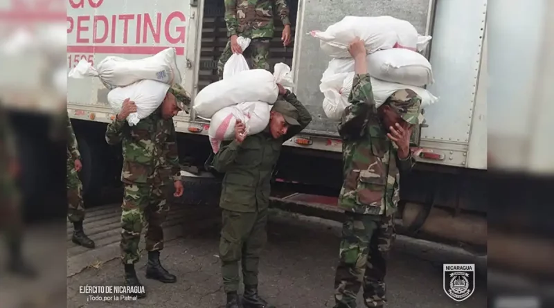 sacos, paquetes alimenticios, Ejército de Nicaragua, descarga, San Carlos, emergencia social, descargó,