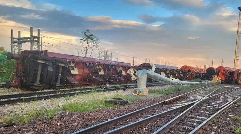 ráfagas de vientos, tornado, tormenta, Italia, tren, voltea,