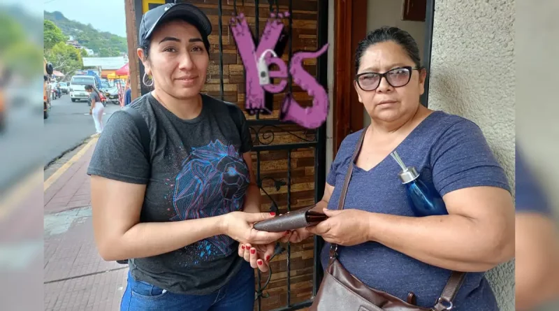 mujer, honrada, matagalpina, olvida cartera, mil dólares, devuelve, cartera integra, acto de honestidad, cartera con mil dólares,