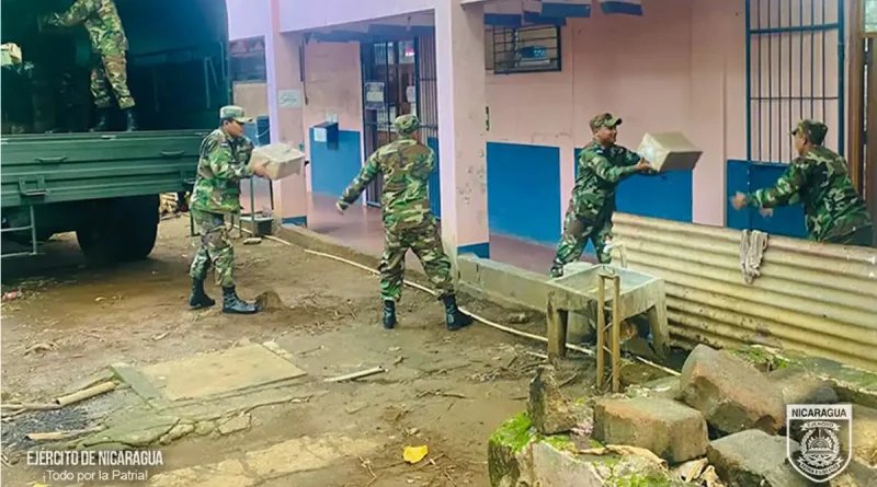 cargue, descargue, traslado, paquetes escolares, Ejército de Nicaragua, Ciudad Sandino, Managua,