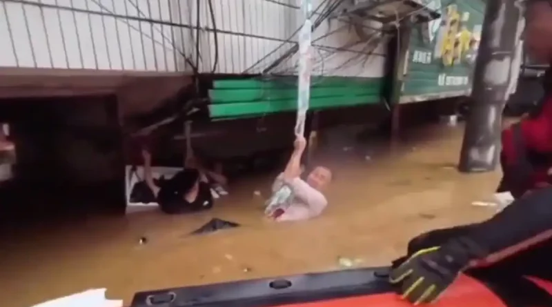 hombre, mantiene a flote, rescate, China, Hunan, esposa, embarazada, inundación, flote, 3 horas atrapados, valentía,