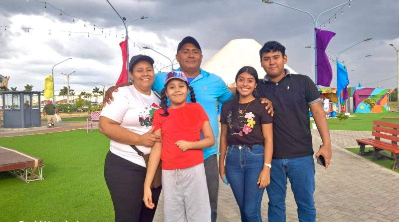 Familias, Managua, puerto Salvador Allende, turismo, navidad, managua, Nicaragua