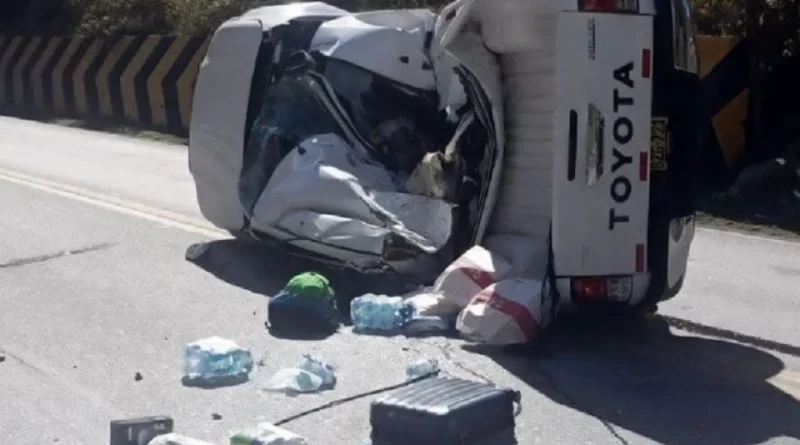 camioneta, roca, aplasta, Peru, Lima, carretera, impacta, matando, mueren, roca gigante, roca desprendida, cerro, accidente,