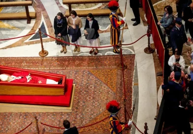 masiva afluencia, fieles, visitan, Vaticano, despiden, papa Francisco, presenta respetos, basílica, San Pedro, homenaje,