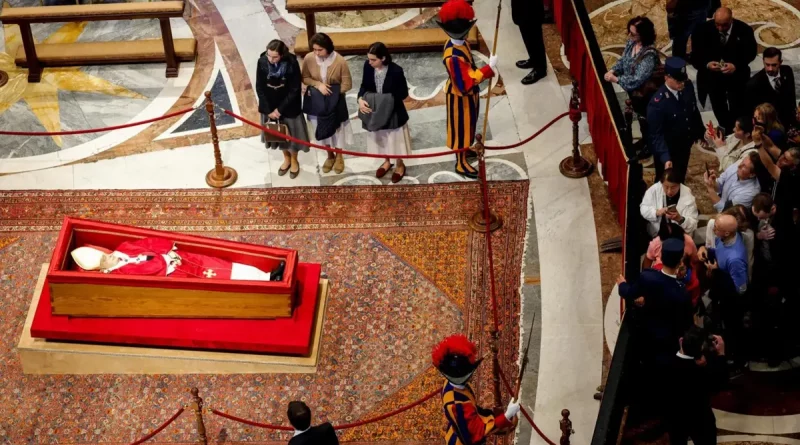 masiva afluencia, fieles, visitan, Vaticano, despiden, papa Francisco, presenta respetos, basílica, San Pedro, homenaje,