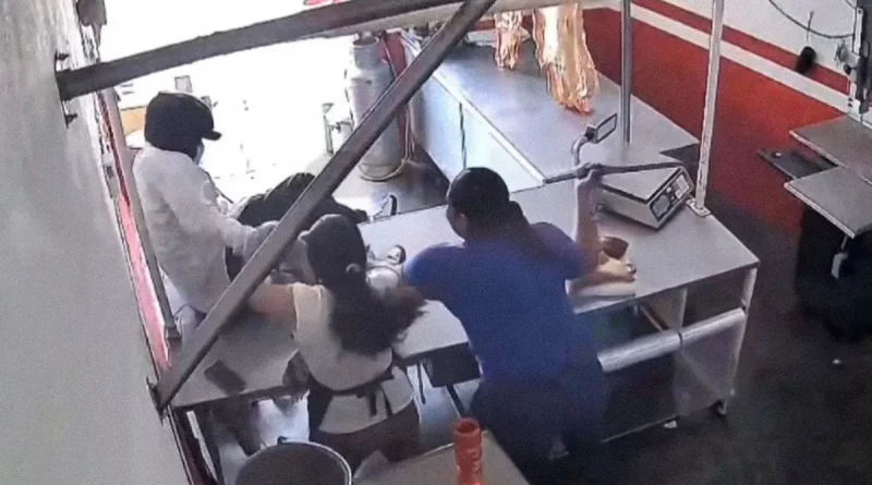 Tuxtla, México, mujeres, empleadas, carnicería, video, evitan, ladrón, armado, pistola, frustran robo,