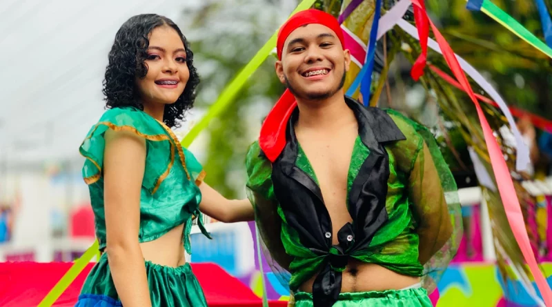 Rosa Cerda Amador, 67 años de educación, boaco, desfile colorido