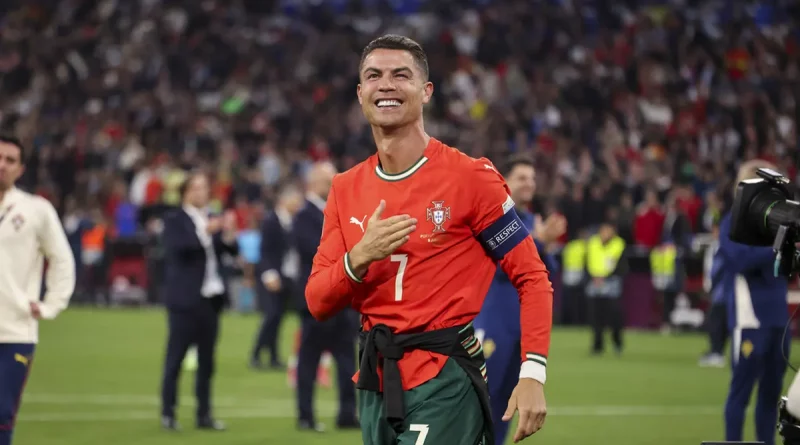 CRistiano Ronaldo, firma contrato, renuevacontrato, Al-Nassr, club Al-Nassr, continúa, confirma, futbolista, futuro,